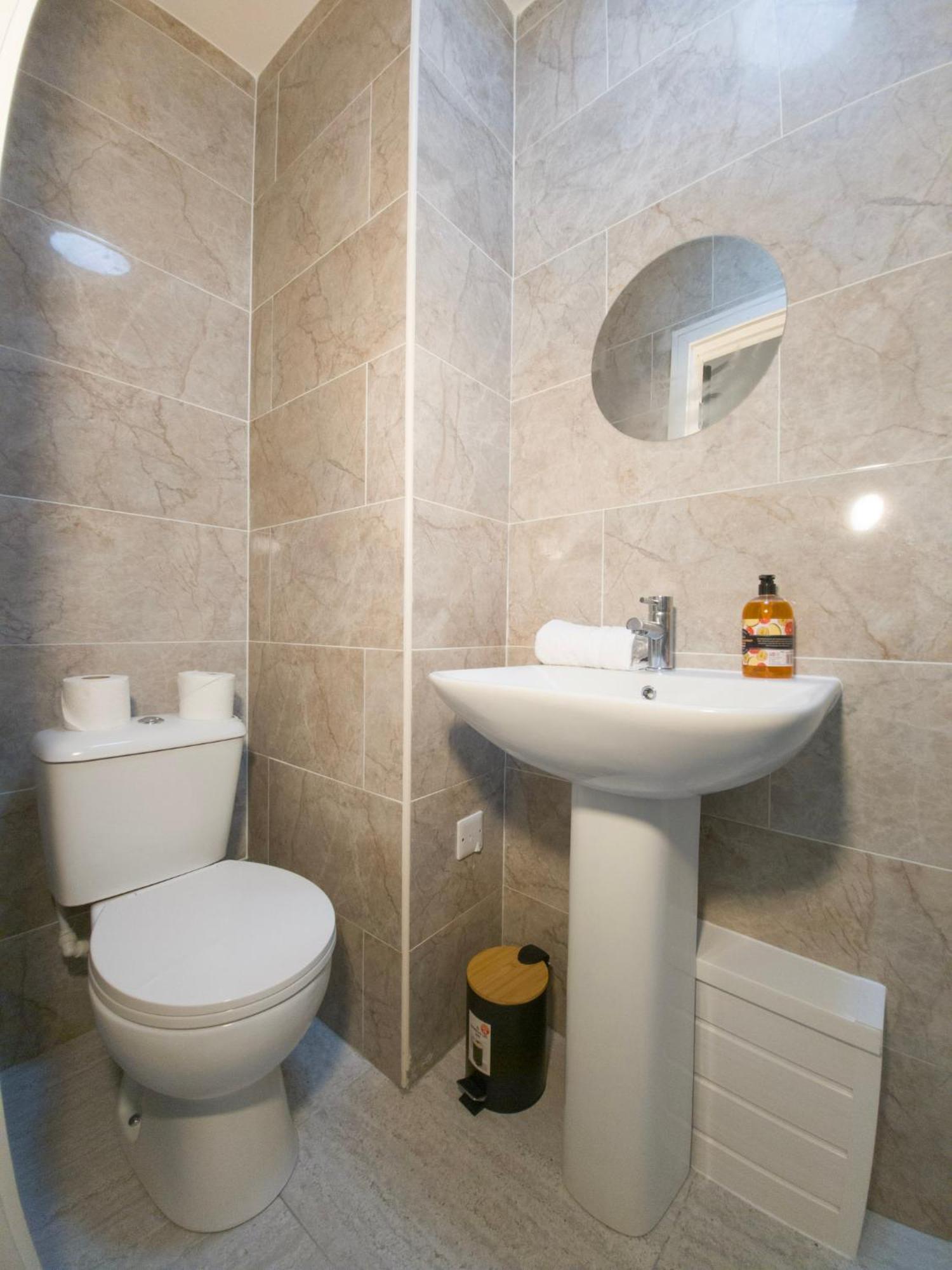 Plenty Of Parking Available; 3 Bedroom Apartment By Property Promise Cardiff Ngoại thất bức ảnh