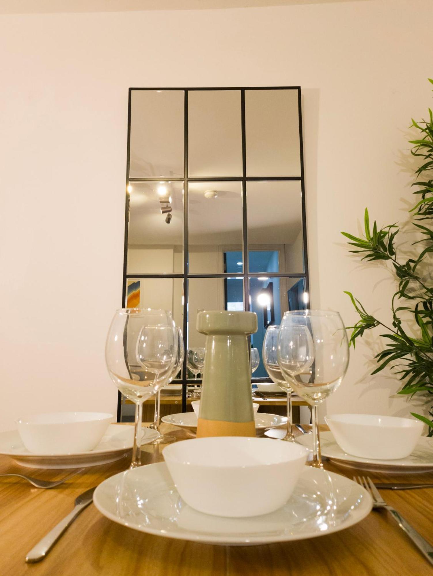 Plenty Of Parking Available; 3 Bedroom Apartment By Property Promise Cardiff Ngoại thất bức ảnh