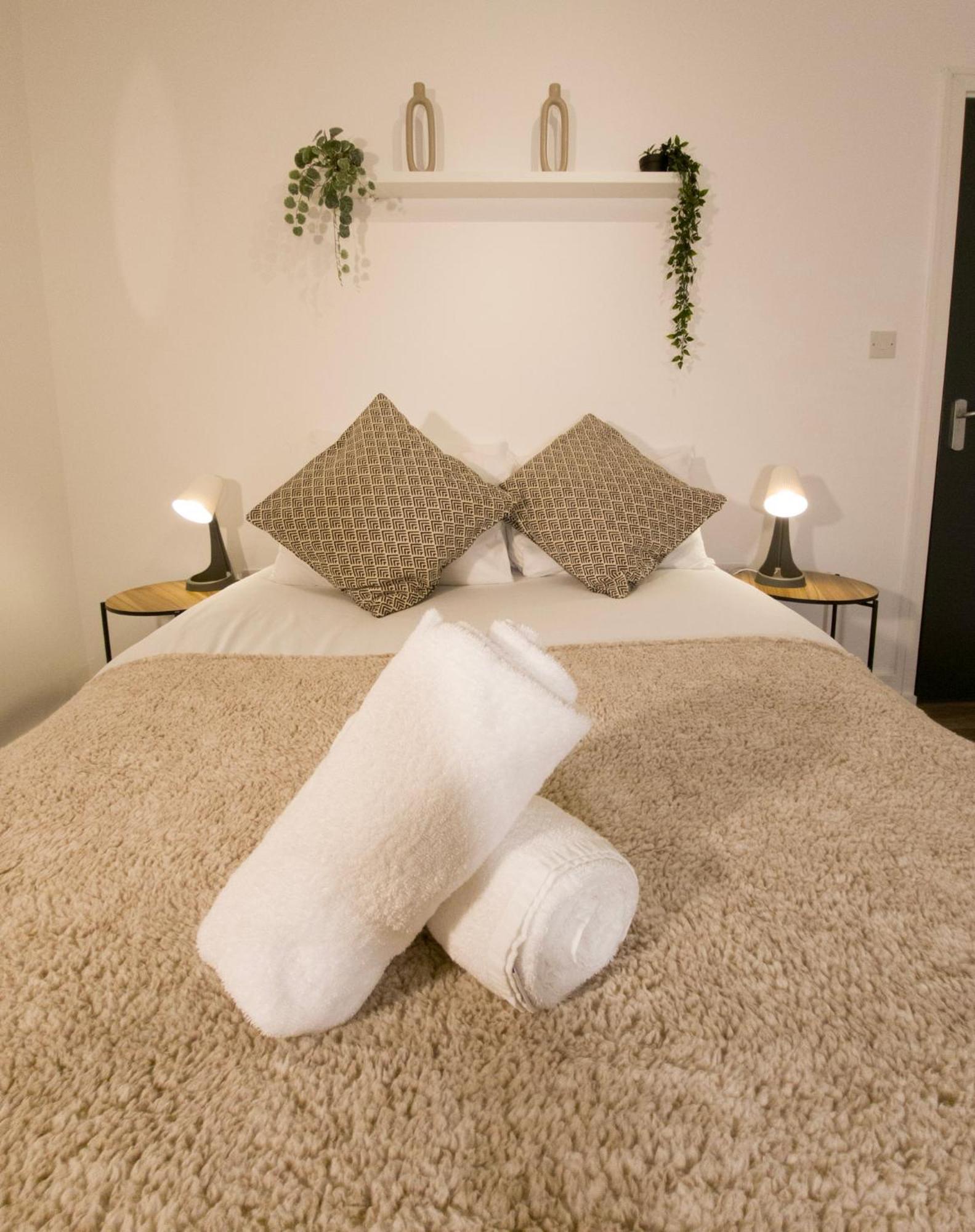 Plenty Of Parking Available; 3 Bedroom Apartment By Property Promise Cardiff Ngoại thất bức ảnh