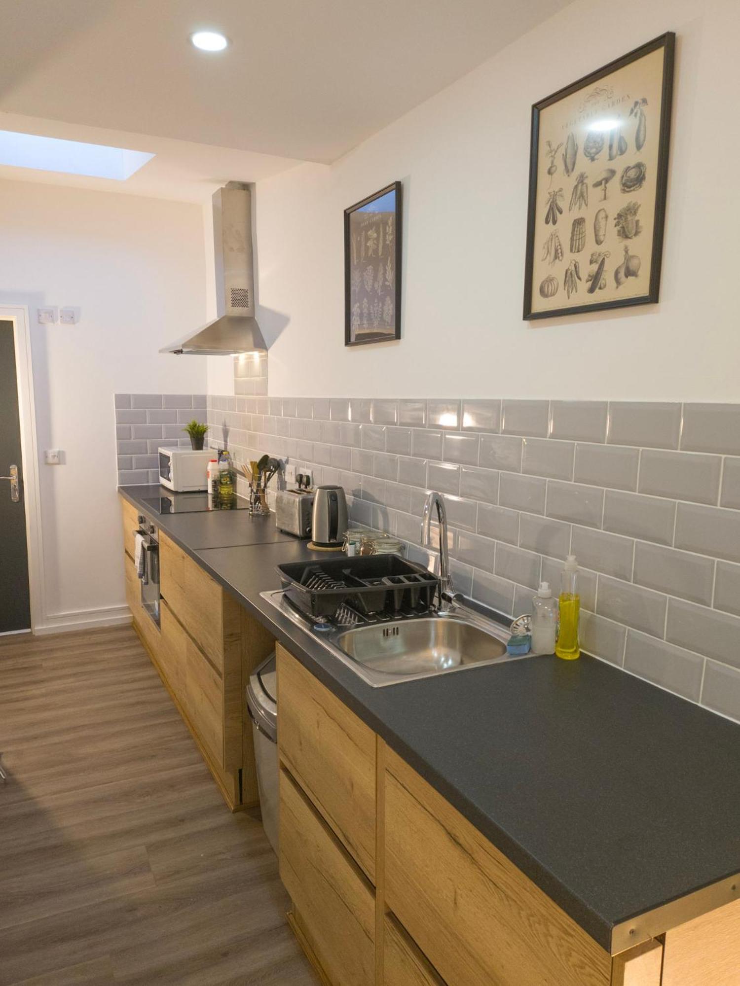 Plenty Of Parking Available; 3 Bedroom Apartment By Property Promise Cardiff Ngoại thất bức ảnh