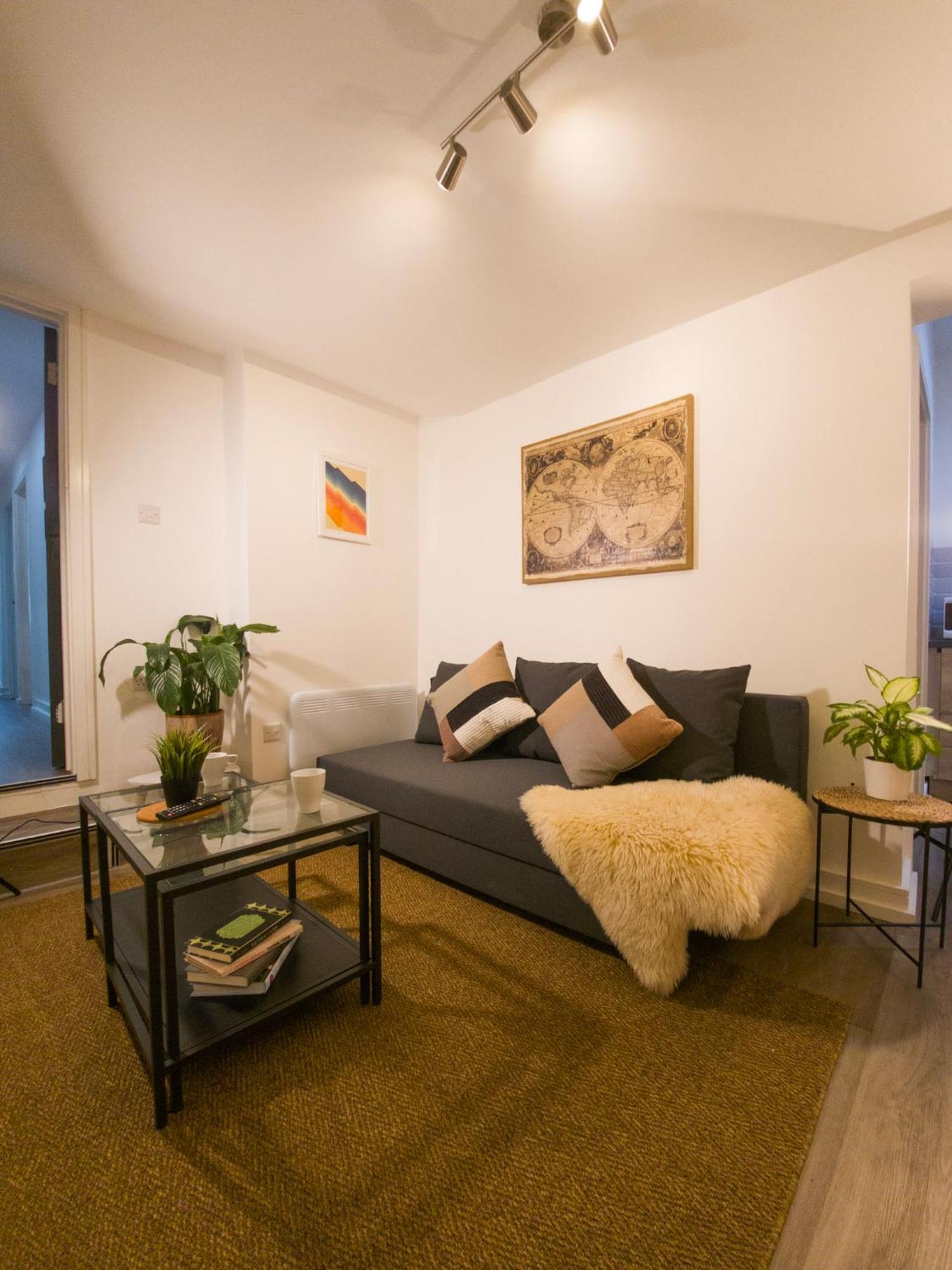 Plenty Of Parking Available; 3 Bedroom Apartment By Property Promise Cardiff Ngoại thất bức ảnh