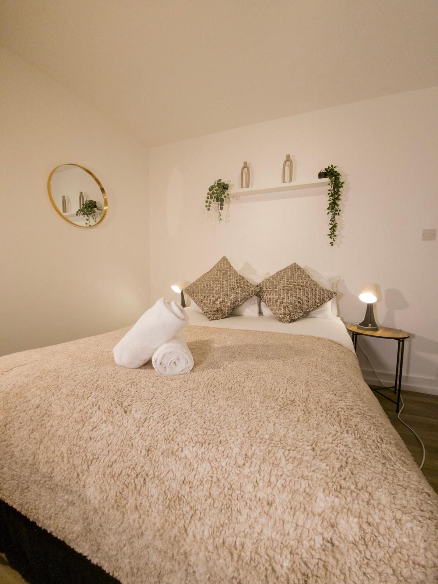 Plenty Of Parking Available; 3 Bedroom Apartment By Property Promise Cardiff Ngoại thất bức ảnh