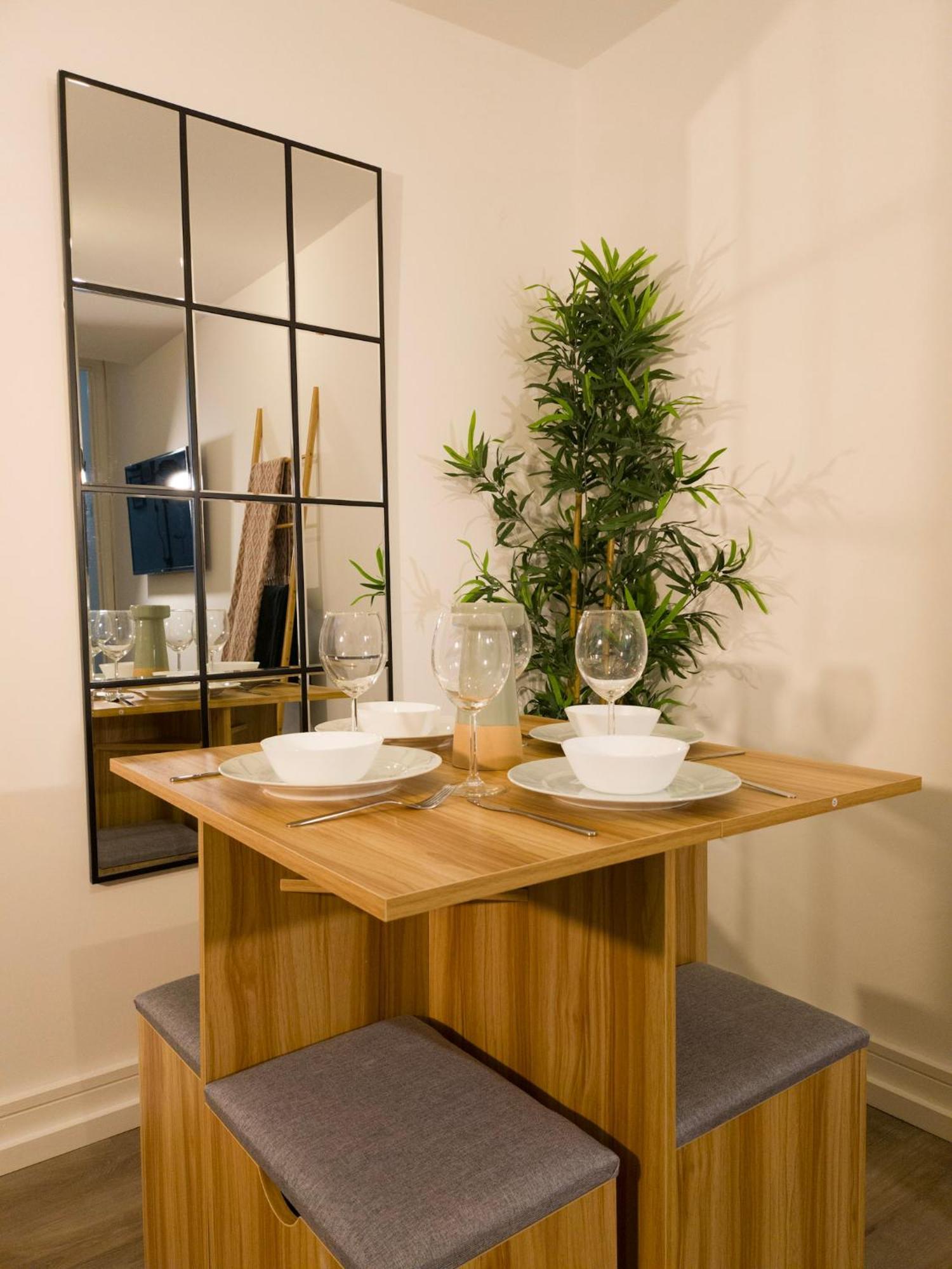 Plenty Of Parking Available; 3 Bedroom Apartment By Property Promise Cardiff Ngoại thất bức ảnh