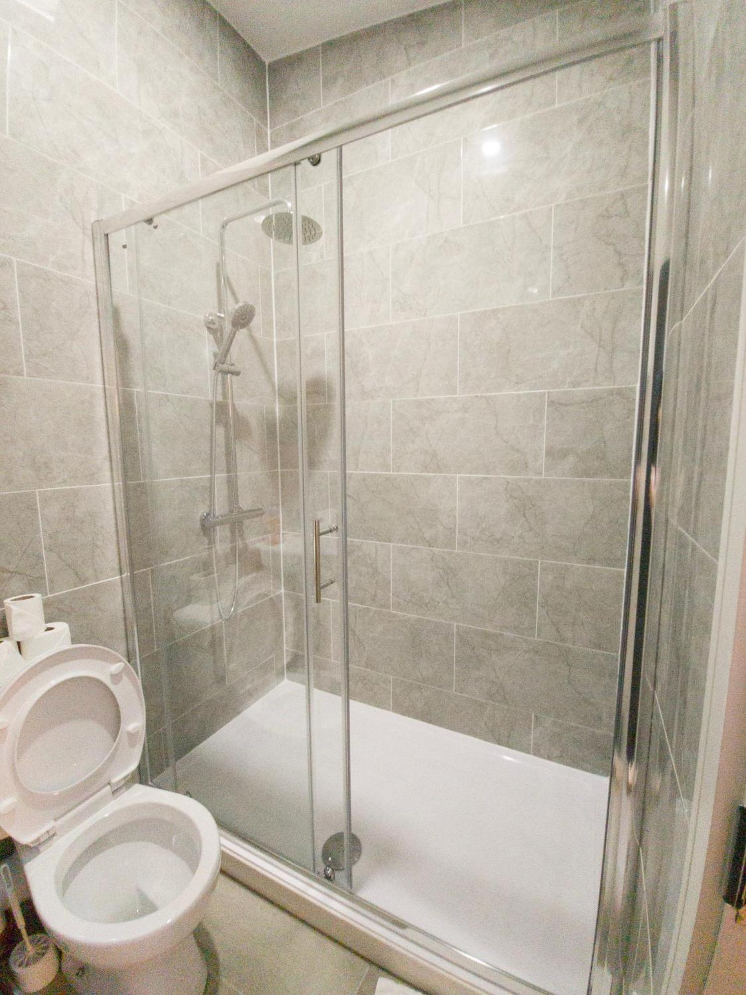 Plenty Of Parking Available; 3 Bedroom Apartment By Property Promise Cardiff Ngoại thất bức ảnh