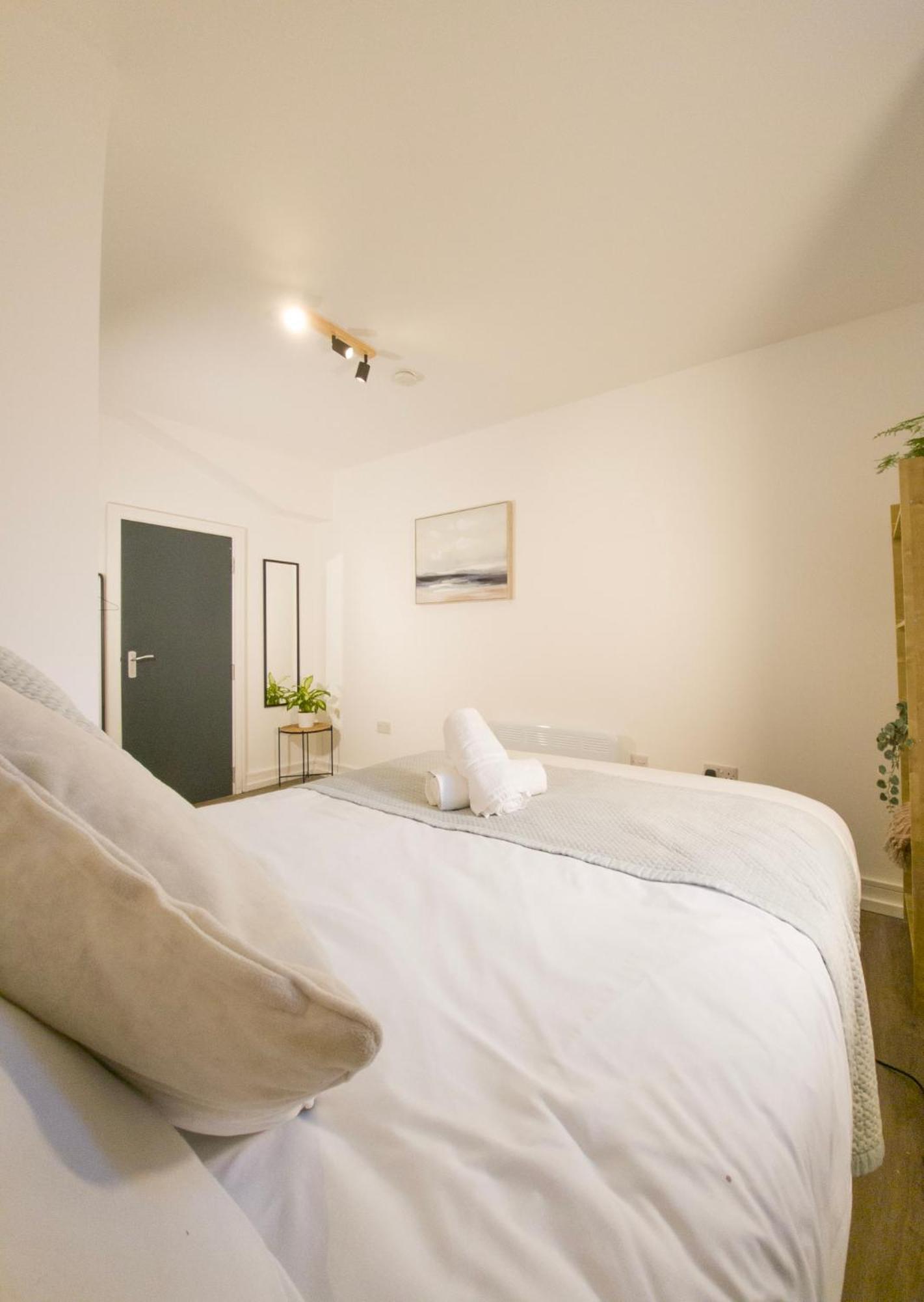 Plenty Of Parking Available; 3 Bedroom Apartment By Property Promise Cardiff Ngoại thất bức ảnh