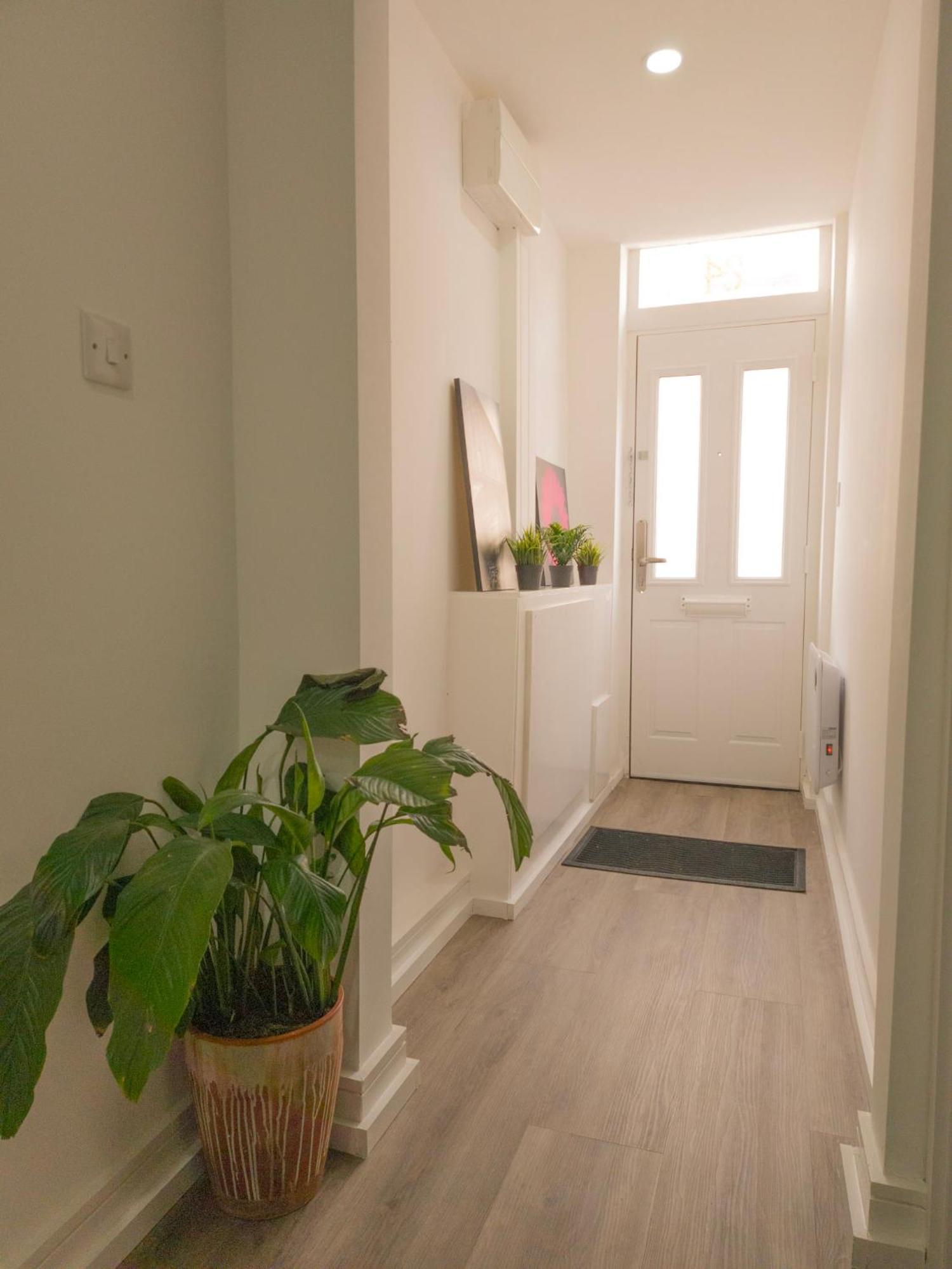Plenty Of Parking Available; 3 Bedroom Apartment By Property Promise Cardiff Ngoại thất bức ảnh