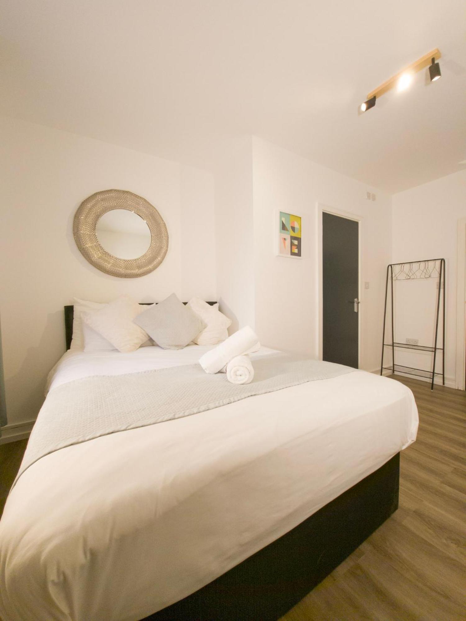 Plenty Of Parking Available; 3 Bedroom Apartment By Property Promise Cardiff Ngoại thất bức ảnh