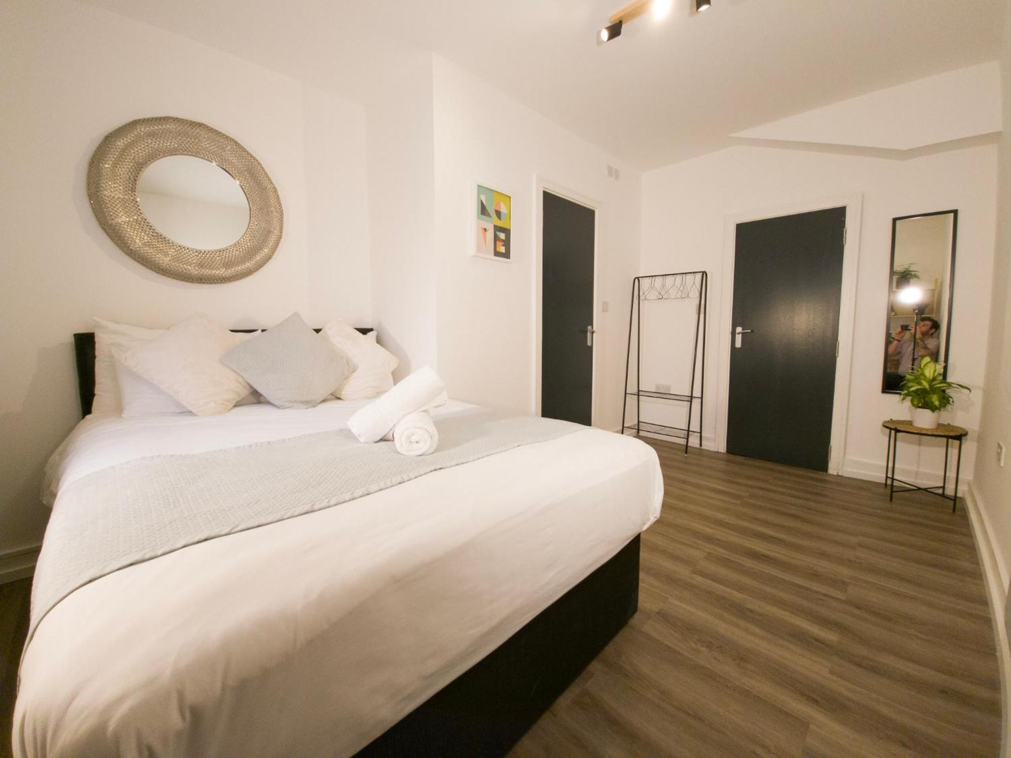 Plenty Of Parking Available; 3 Bedroom Apartment By Property Promise Cardiff Ngoại thất bức ảnh